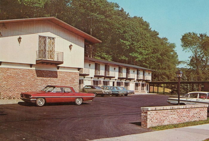 Best Western Manistee Motel (Carriage Inn Motel) - Vintage Postcard